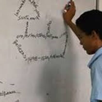 ESTUDIANTE ELABORANDO EN CLASES UN CALIGRAMA 